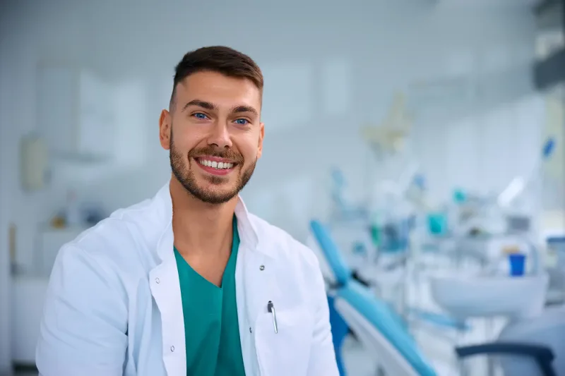 Stomatolog u ordinaciji Dental Naturalis